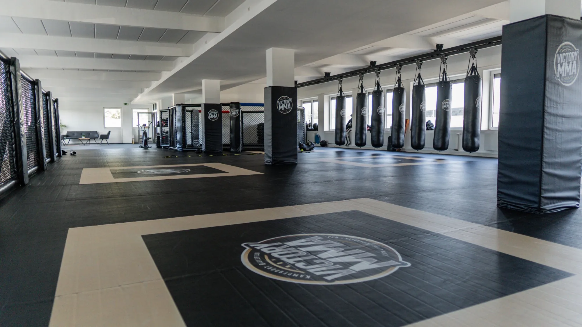 Trainingshalle von Victory MMA in Bielefeld mit Logo-Matte