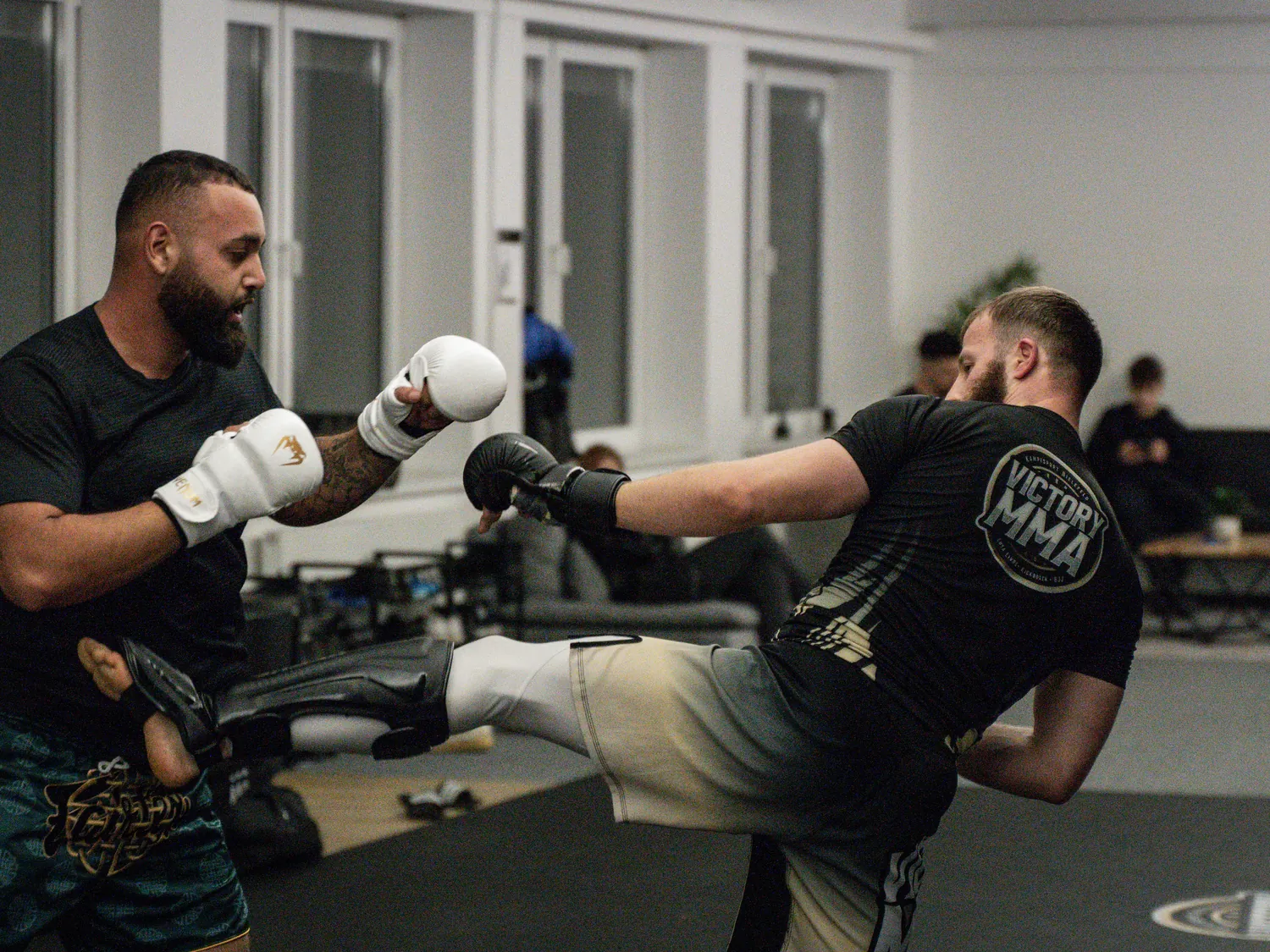 Kickboxen in Bielefeld — Highkick auf die Pratze bei Victory MMA